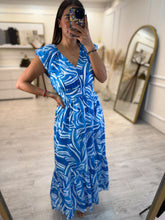 Cargar imagen en el visor de la galería, GEA – Maxi vestido azul y blanco estampado con cintura smock