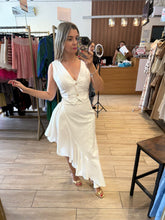 Cargar imagen en el visor de la galería, SONIA - Set blusa y falda blanco