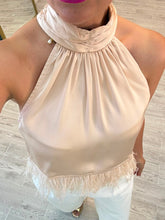 Cargar imagen en el visor de la galería, VALQUIRIA - Blusa beige plumas