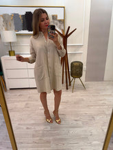 Cargar imagen en el visor de la galería, CINTIA - Vestido camisero arena