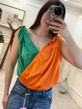Cargar imagen en el visor de la galería, LEONELLA - Panti blusa naranja con verde