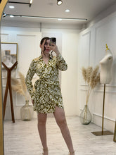 Cargar imagen en el visor de la galería, ISADORA – Vestido cruzado satinado estampado café