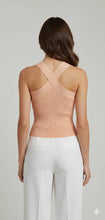 Cargar imagen en el visor de la galería, MAREN – Top tejido color durazno de tirantes anchos y escote cuadrado, ajustado y favorecedor, perfecto para estilizar cualquier outfit.