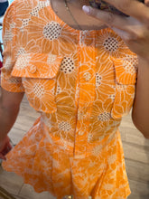 Cargar imagen en el visor de la galería, CHLOE - Set blusa y falda naranja estampado