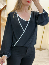 Cargar imagen en el visor de la galería, ANDREA – Blusa negra cruzada con ribete blanco