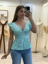 Cargar imagen en el visor de la galería, REGINA – Blusa peplum a rayas verde menta