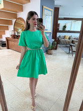 Cargar imagen en el visor de la galería, CAMELIA - Vestido corto verde con aberturas en cintura
