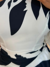 Cargar imagen en el visor de la galería, KILLIAN - Maxi vestido blanco asimetrico estampado