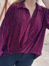 Cargar imagen en el visor de la galería, VICTORIA – Blusa vino plisada con cuello camisero
