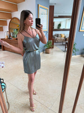 Cargar imagen en el visor de la galería, CHILA - Vestido corto gris metalizado