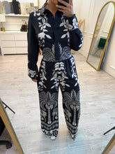 Cargar imagen en el visor de la galería, BETHANY - Set blusa y pantalon negro estampado