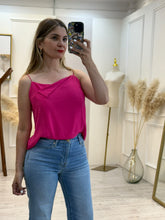 Cargar imagen en el visor de la galería, FRIDA – Blusa fucsia de tirantes con escote drapeado