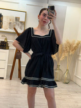 Cargar imagen en el visor de la galería, MONSERRAT - Vestido corto negro con detalles blancos