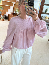 Cargar imagen en el visor de la galería, CARMELA - Blusa rosa manga larga