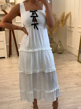 Cargar imagen en el visor de la galería, BEXLEY - Maxi vestido blanco moños negros