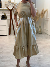 Cargar imagen en el visor de la galería, TORY - Maxi vestido khaki con detalles blancos