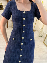 Cargar imagen en el visor de la galería, MINERVA – Vestido midi azul marino de tweed con botones dorados