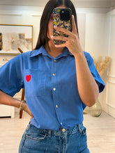 Cargar imagen en el visor de la galería, CONSTANZA - Camisa azul con detalle corazón