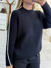 Cargar imagen en el visor de la galería, MARLENE - Sueter negro con detalles blancos