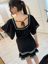 Cargar imagen en el visor de la galería, MONSERRAT - Vestido corto negro con detalles blancos