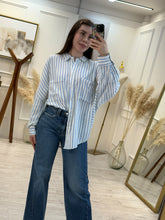 Cargar imagen en el visor de la galería, TIQUE – Camisa de rayas azul oversize
