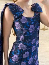 Cargar imagen en el visor de la galería, GALATEA – Vestido azul marino con flores lilas y moños en hombros