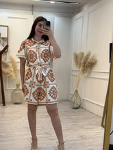 Cargar imagen en el visor de la galería, GLAUCE – Jumper estampado terracota con cinto