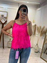 Cargar imagen en el visor de la galería, BEROE – Blusa fucsia de flecos con tirantes