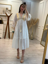 Cargar imagen en el visor de la galería, DARCY - Vestido midi blanco con detalles dorados