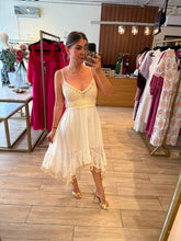 Cargar imagen en el visor de la galería, ANDIE - Vestido midi blanco con beige tirantes