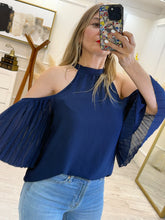 Cargar imagen en el visor de la galería, MARINA – Blusa azul marino halter de gasa