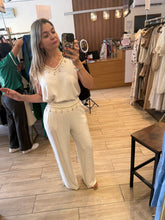 Cargar imagen en el visor de la galería, ROSETTA - Set blusa y pantalón beige