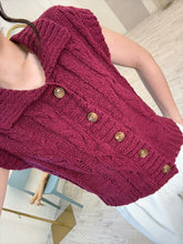 Cargar imagen en el visor de la galería, ZOÉ – Blusa chaleco tejida vino con botones