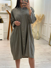 Cargar imagen en el visor de la galería, SKYLAR - Vestido midi camisero olivo