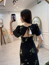 Cargar imagen en el visor de la galería, ASTREA – Maxi vestido negro con flores delicadas y abertura