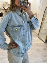 Cargar imagen en el visor de la galería, CELIA - Chamarra denim clara