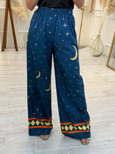 Cargar imagen en el visor de la galería, IRIS – Pantalón azul con lunas y estrellas