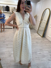 Cargar imagen en el visor de la galería, SASKIA - Maxi vestido hueso sin mangas