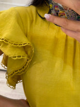 Cargar imagen en el visor de la galería, ALEXA - Blusa amarilla