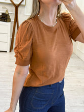 Cargar imagen en el visor de la galería, SORAYA - Blusa terracota manga corta.