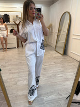 Cargar imagen en el visor de la galería, HILDEGARD - Set pantalon y blusa blanco flores negras