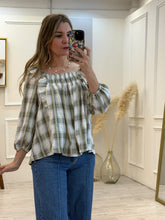 Cargar imagen en el visor de la galería, BRYNLEE - Blusa olivo cuadros