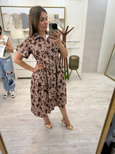 Cargar imagen en el visor de la galería, MOON - Vestido midi café estampado