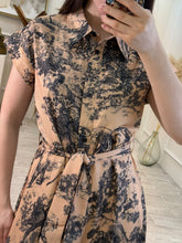 Cargar imagen en el visor de la galería, HIPSO – Maxi vestido camisero toile camel con cinto