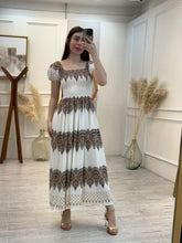 Cargar imagen en el visor de la galería, SEMÍRAMIS – Maxi vestido crema con estampado café y smock