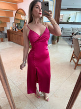 Cargar imagen en el visor de la galería, VYNETTE - Vestido fucsia satinado