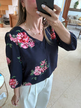 Cargar imagen en el visor de la galería, RACHEL - Blusa azul oscuro estampada