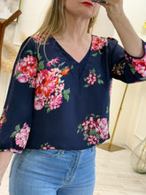 Cargar imagen en el visor de la galería, FLOR – Blusa azul marino con flores rosas