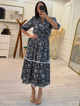 Cargar imagen en el visor de la galería, CLEO - Maxi vestido negro estampado