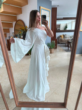 Cargar imagen en el visor de la galería, CONCHITA - Maxi vestido blanco asimétrico